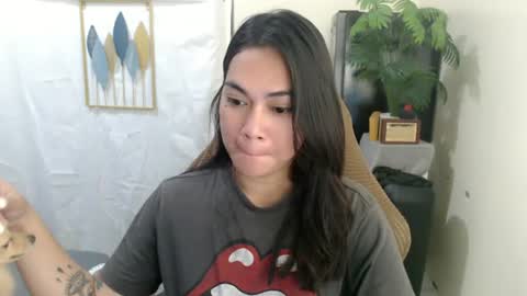 Snapshot of urasian_erica chatting on July 15, 11:21 pm urasian_erica online show from July 15, 11:21 pm