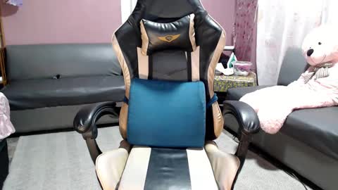 NEWRA  ALLISON online show from February 23, 6:56 pm