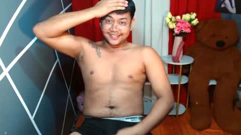 Snapshot of urasiankyler chatting on June 26, 10:36 pm urasiankyler online show from June 26, 10:36 pm