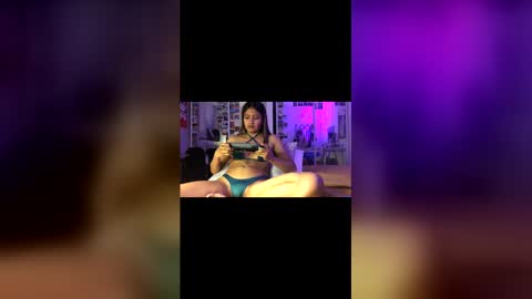 Snapshot of urbabygurl13 chatting on April 29, 1:53 am urbabygurl13 online show from April 29, 1:53 am