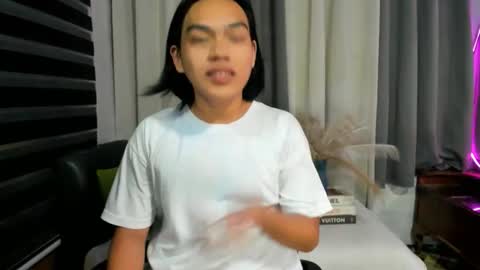 Snapshot of urbambislvt chatting on April 15, 6:20 am urbambislvt online show from April 15, 6:20 am