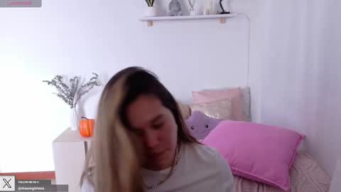 Snapshot of urdreamgiirl chatting on October 3, 9:01 pm Mia Miller online show from October 3, 9:01 pm