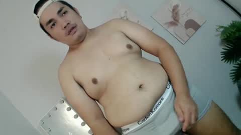 Snapshot of ure_fattytoy143 chatting on June 18, 9:14 am ure_fattytoy143 online show from June 18, 9:14 am