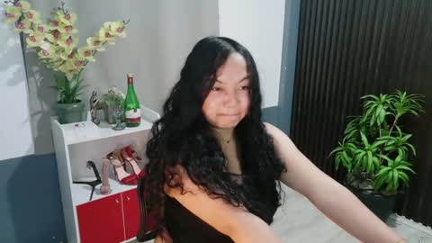 Snapshot of urfavouritecravings chatting on December 15, 1:15 pm Scarlet online show from December 15, 1:15 pm