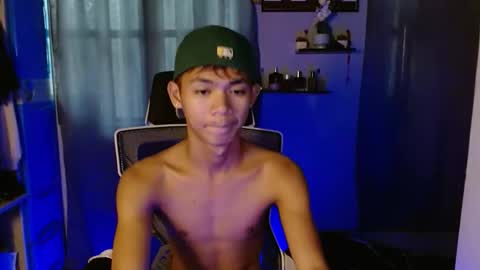 Snapshot of urhotpinoy_izaac chatting on February 10, 10:47 pm simeon ulok online show from February 10, 10:47 pm