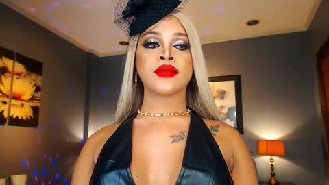 Snapshot of urmajestytyra chatting on October 25, 2:30 am UrMajestyTyra online show from October 25, 2:30 am