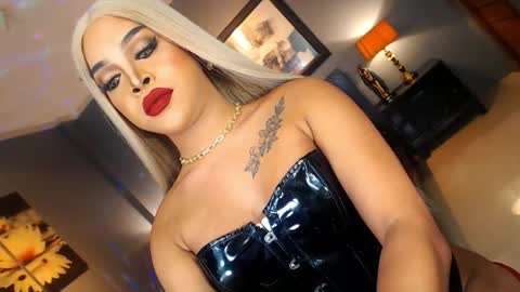 Snapshot of urmajestytyra chatting on November 19, 1:27 am UrMajestyTyra online show from November 19, 1:27 am