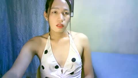 Snapshot of urpinaylovelyjuliaxxx chatting on December 10, 12:27 pm queen julia not into CHEAPGUY online show from December 10, 12:27 pm