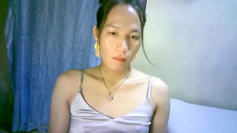 Snapshot of urpinaylovelyjuliaxxx chatting on February 17, 12:48 pm queen julia not into CHEAPGUY online show from February 17, 12:48 pm