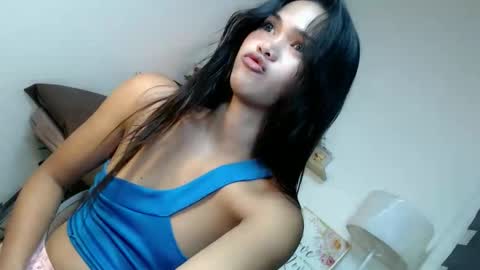 ursandra_xx online show from April 10, 9:25 am