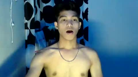 Snapshot of ursweetie_boy chatting on July 15, 4:40 am ursweetie_boy online show from July 15, 4:40 am