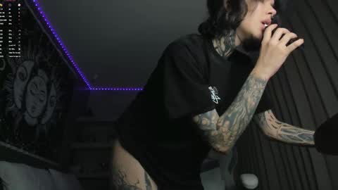 Snapshot of uwu_eva chatting on March 7, 8:17 pm Eva online show from March 7, 8:17 pm