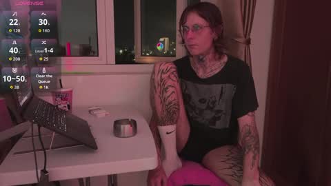 v1ctorwayne online show from May 2, 2:11 pm