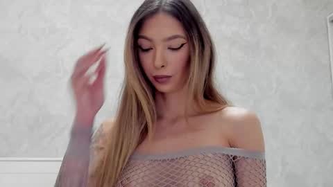 Mia online show from October 30, 8:27 am