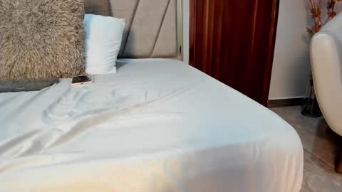 VaiaLowell online show from February 14, 6:15 pm