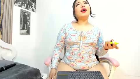 Snapshot of vaiolet_sexycurvy_ chatting on July 12, 9:55 am vaiolet_sexycurvy_ online show from July 12, 9:55 am