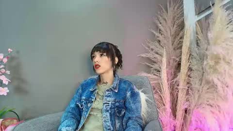 Snapshot of vaiolett_smith chatting on February 4, 4:24 pm V A I O L E T T S M I T H online show from February 4, 4:24 pm