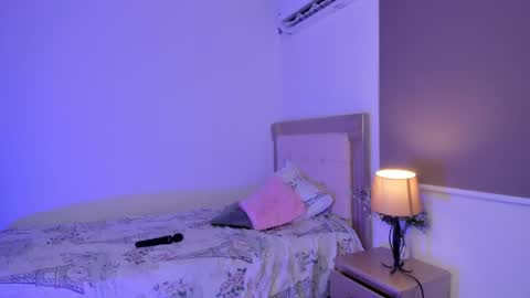 HI IM NEW online show from December 2, 3:14 pm