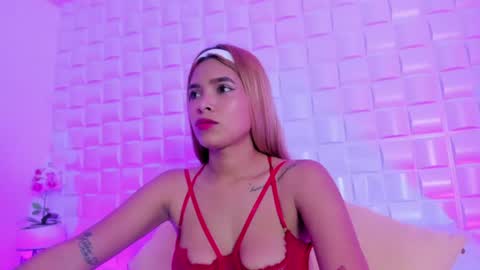 Snapshot of valen_martinez_ chatting on June 3, 7:08 pm V A L E N online show from June 3, 7:08 pm