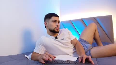 Snapshot of valenssio_moretti chatting on May 26, 12:50 am valenssio_moretti online show from May 26, 12:50 am