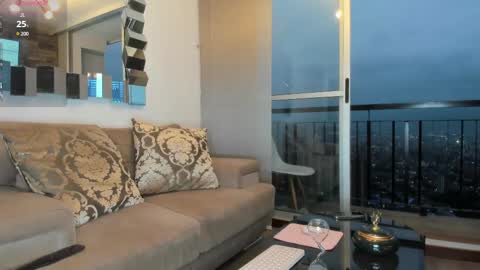 Snapshot of valensweetlove chatting on December 16, 10:56 pm Valen online show from December 16, 10:56 pm