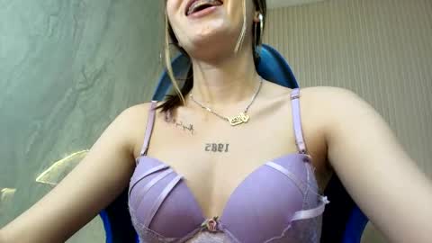 Snapshot of valentina__r chatting on May 27, 1:57 am Valentina R online show from May 27, 1:57 am