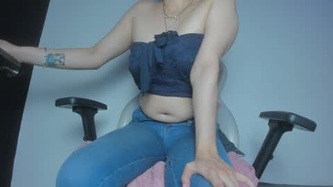 Snapshot of valentina_js_ chatting on May 25, 8:48 pm valentina_js_ online show from May 25, 8:48 pm