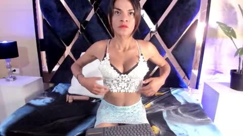 Snapshot of valentina_lenoxx chatting on December 15, 7:18 pm valentina online show from December 15, 7:18 pm