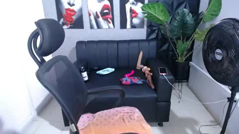 Snapshot of valentina_mature chatting on May 6, 4:45 pm Valentina online show from May 6, 4:45 pm