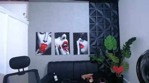 Snapshot of valentina_mature chatting on June 13, 9:46 pm Valentina online show from June 13, 9:46 pm