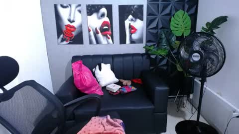 Snapshot of valentina_mature chatting on June 16, 11:18 pm Valentina online show from June 16, 11:18 pm