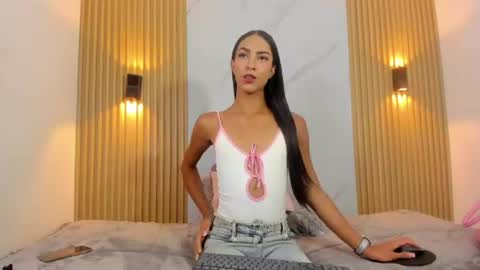 valentinaliux_ online show from June 12, 11:42 am