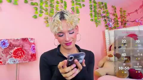 Snapshot of valentinee_xo chatting on June 26, 5:23 am valentinee_xo online show from June 26, 5:23 am
