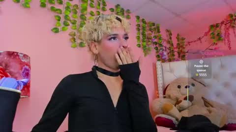 Snapshot of valentinee_xo chatting on July 1, 11:45 am valentinee_xo online show from July 1, 11:45 am