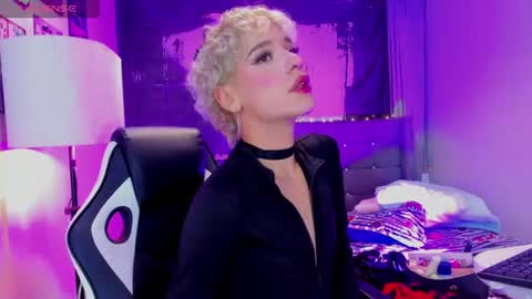 Snapshot of valentinee_xo chatting on July 16, 7:14 am valentinee_xo online show from July 16, 7:14 am