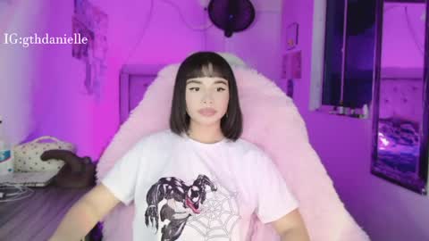 Snapshot of valentinna_5 chatting on May 23, 9:41 pm Danielle Please help me to reach 300 thumbs up online show from May 23, 9:41 pm