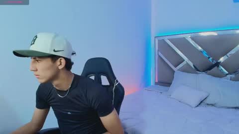 Snapshot of valentino_rey chatting on April 15, 12:01 pm valentino_rey online show from April 15, 12:01 pm