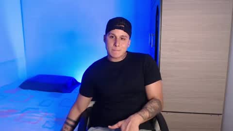 Snapshot of valentinosex_1 chatting on June 25, 10:36 pm VALENTINO online show from June 25, 10:36 pm