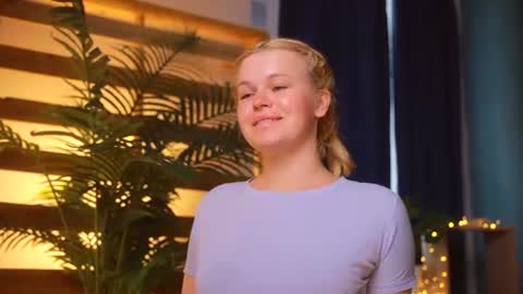 Snapshot of valeri______ chatting on June 17, 7:44 am valeri______ online show from June 17, 7:44 am