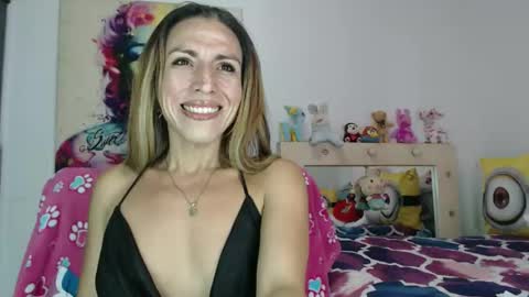 Snapshot of valerie_rousse chatting on May 9, 8:25 pm valerie_rousse online show from May 9, 8:25 pm