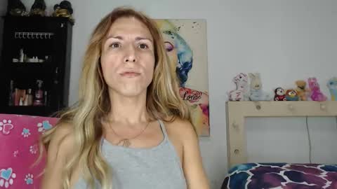 Snapshot of valerie_rousse chatting on May 26, 5:03 am valerie_rousse online show from May 26, 5:03 am
