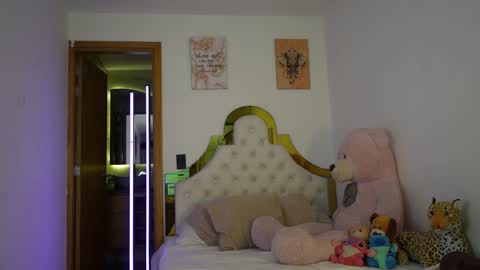 valeriecollinss_ online show from December 19, 6:04 pm