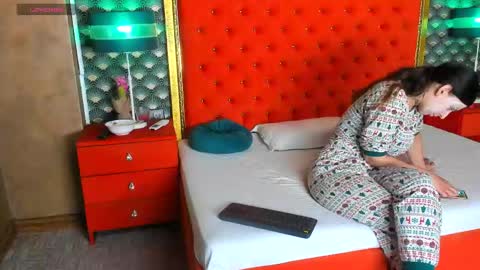 Snapshot of valleriejonnes chatting on May 12, 10:34 am Valerie Val V online show from May 12, 10:34 am
