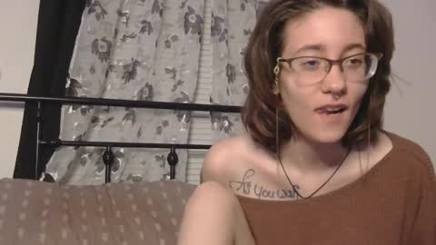 Snapshot of valleriestarr chatting on February 14, 12:40 am Vallerie Starr online show from February 14, 12:40 am