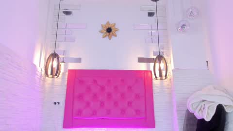 Snapshot of valloletsamar chatting on February 4, 11:38 am Vallolet Peach online show from February 4, 11:38 am