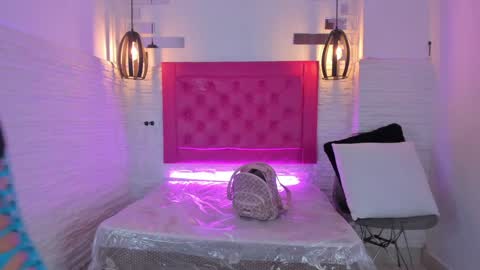 Snapshot of valloletsamar chatting on February 7, 11:12 am Vallolet Peach online show from February 7, 11:12 am