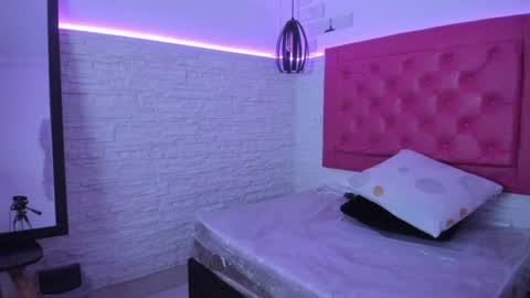 Snapshot of valloletsamar chatting on February 8, 11:12 am Vallolet Peach online show from February 8, 11:12 am