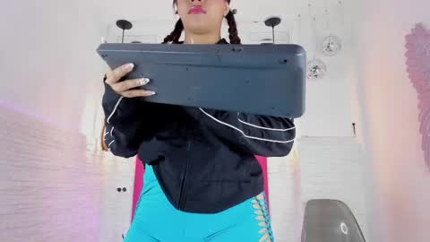 Snapshot of valloletsamar chatting on February 9, 11:14 am Vallolet Peach online show from February 9, 11:14 am