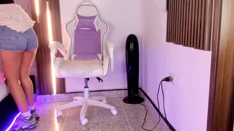 Snapshot of valloletsamar chatting on October 18, 11:44 am Vallolet Peach online show from October 18, 11:44 am