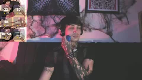 Snapshot of vampiredavyd chatting on October 27, 1:09 am david guzman i model independenthelp me with a thumbs up online show from October 27, 1:09 am